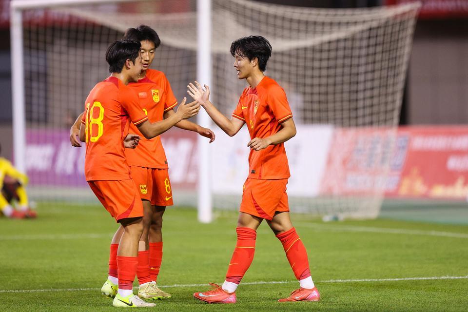 海湾杯2连胜!十人U16国足2-1阿曼 袁博涵造2球 刘凯源破门+染红